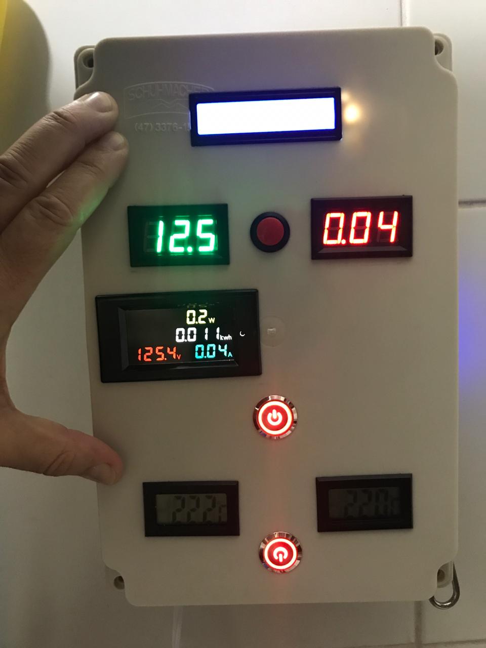 Front view of the Elevador de Varal control box with LCD and control panel.